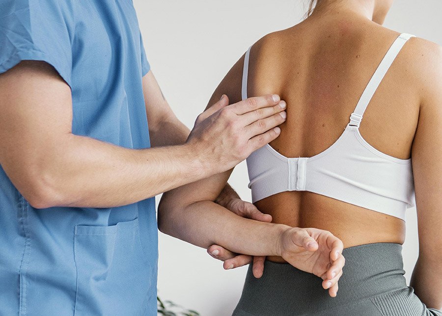 Paciente em consulta com ortopedista especialista em coluna em Florianópolis